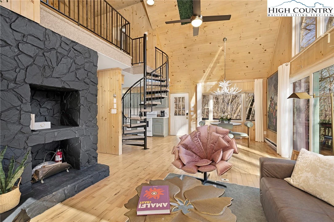 Image number 15 for the current listing