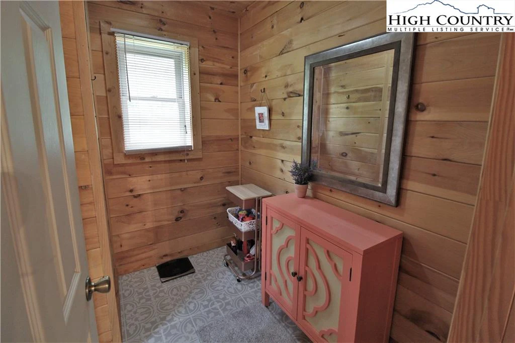 Image number 17 for the current listing