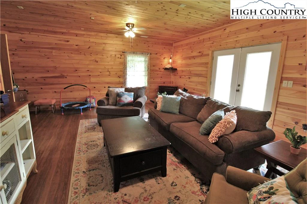 Image number 14 for the current listing