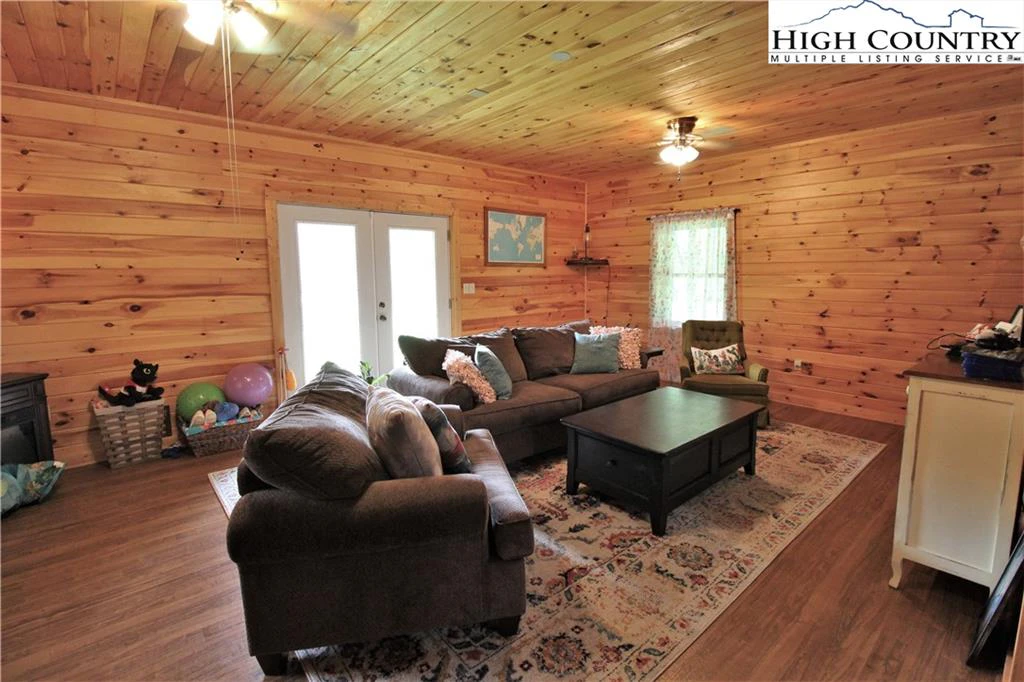 Image number 13 for the current listing