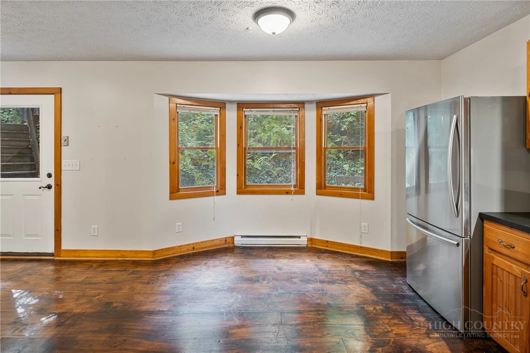 Image number 18 for the current listing