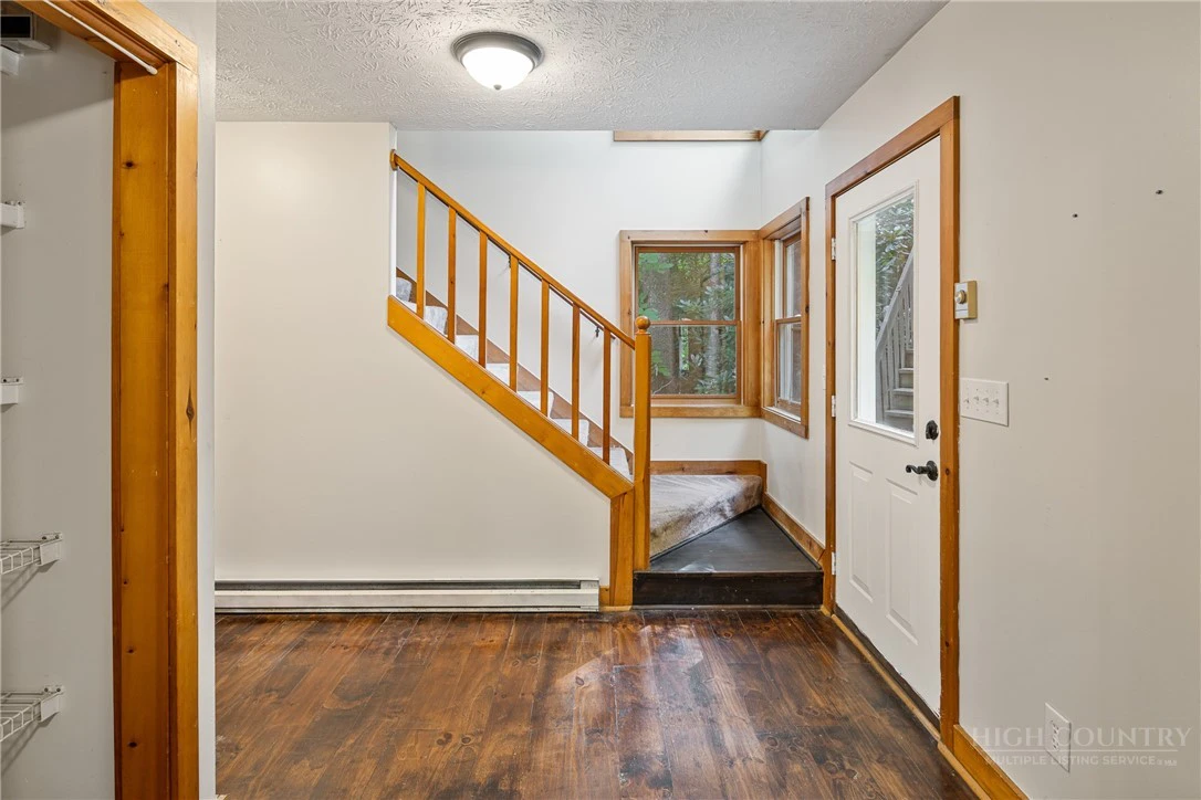 Image number 19 for the current listing
