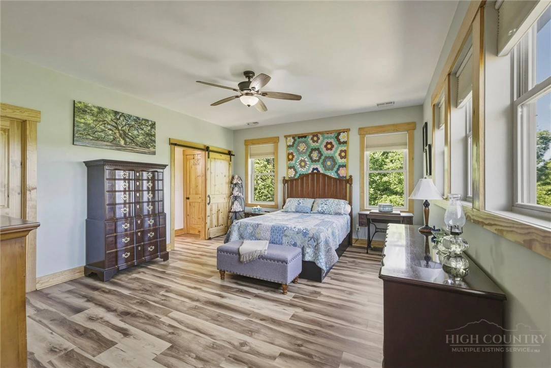 Image number 21 for the current listing