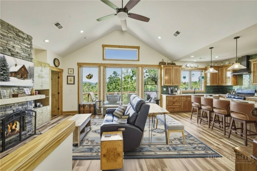Image number 15 for the current listing