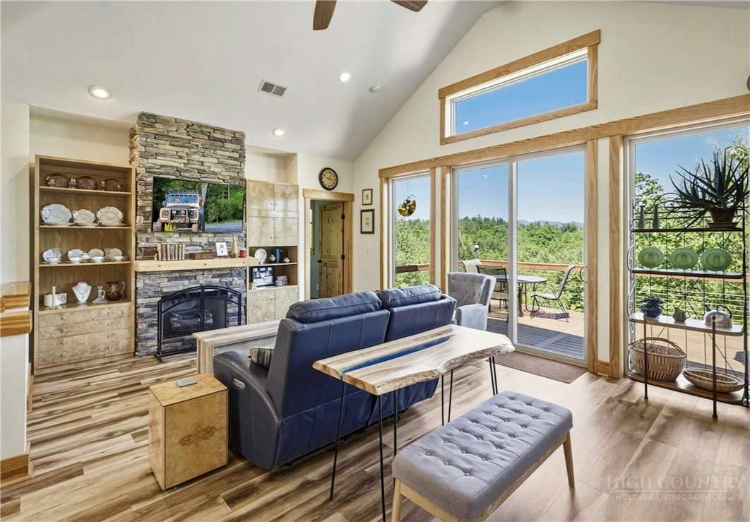 Image number 17 for the current listing