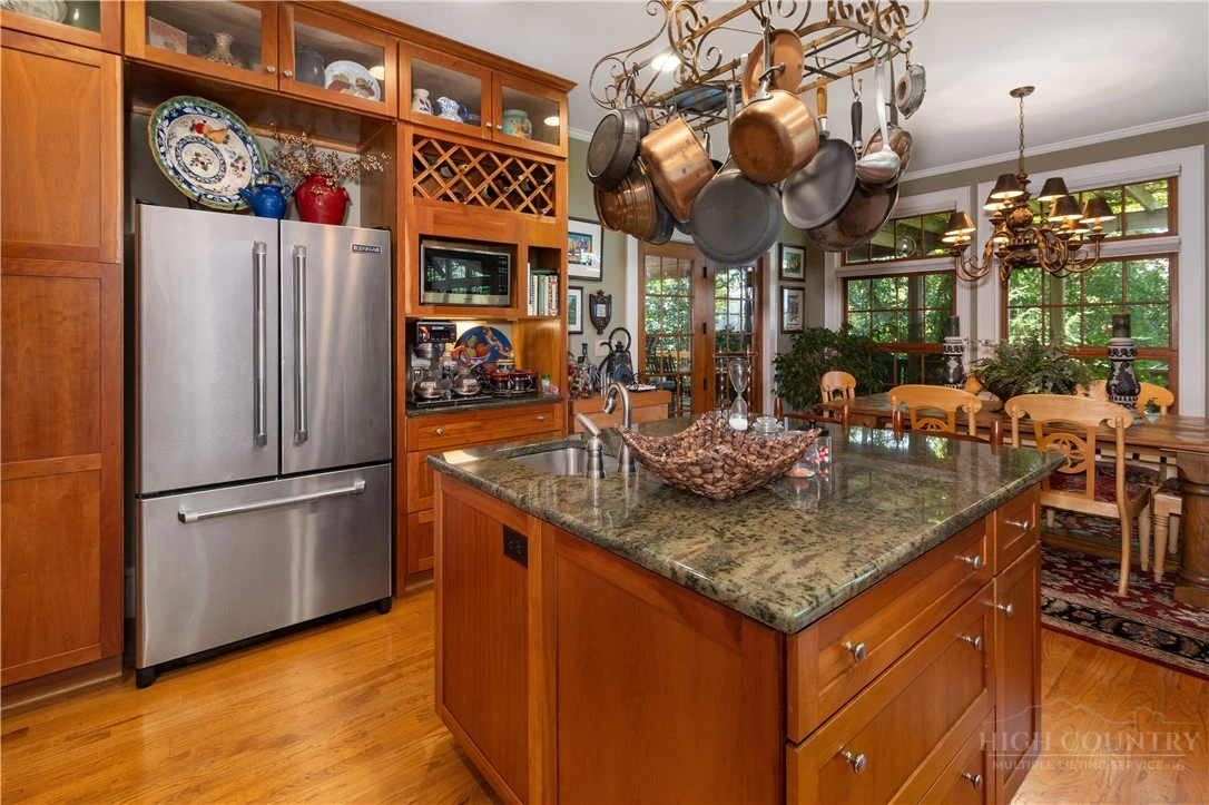 Image number 11 for the current listing