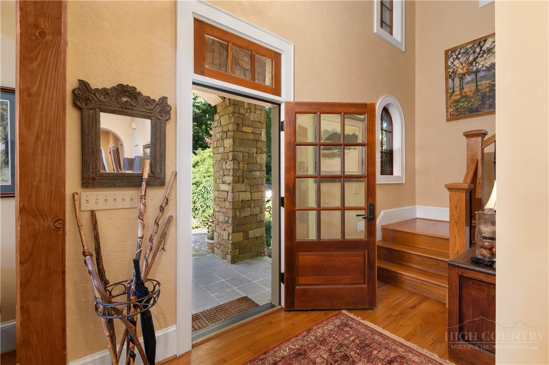 Image number 9 for the current listing