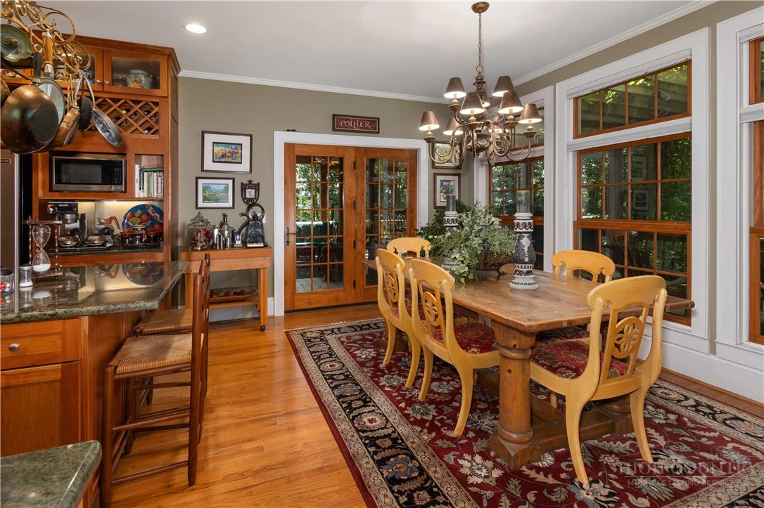 Image number 17 for the current listing