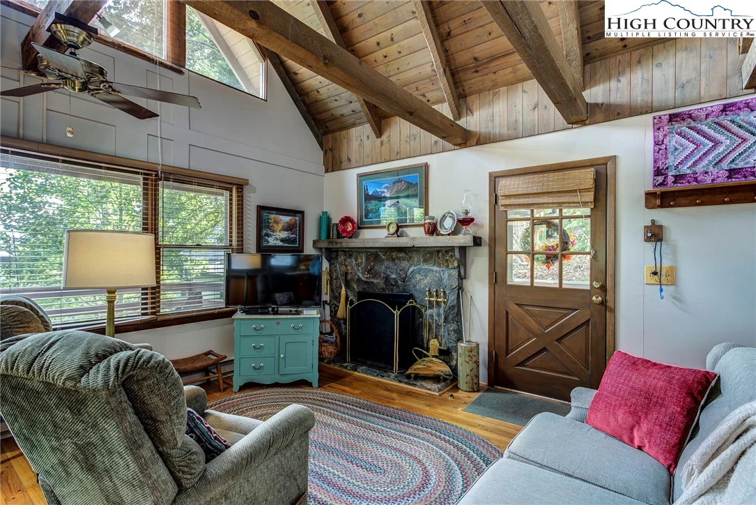 Image number 19 for the current listing