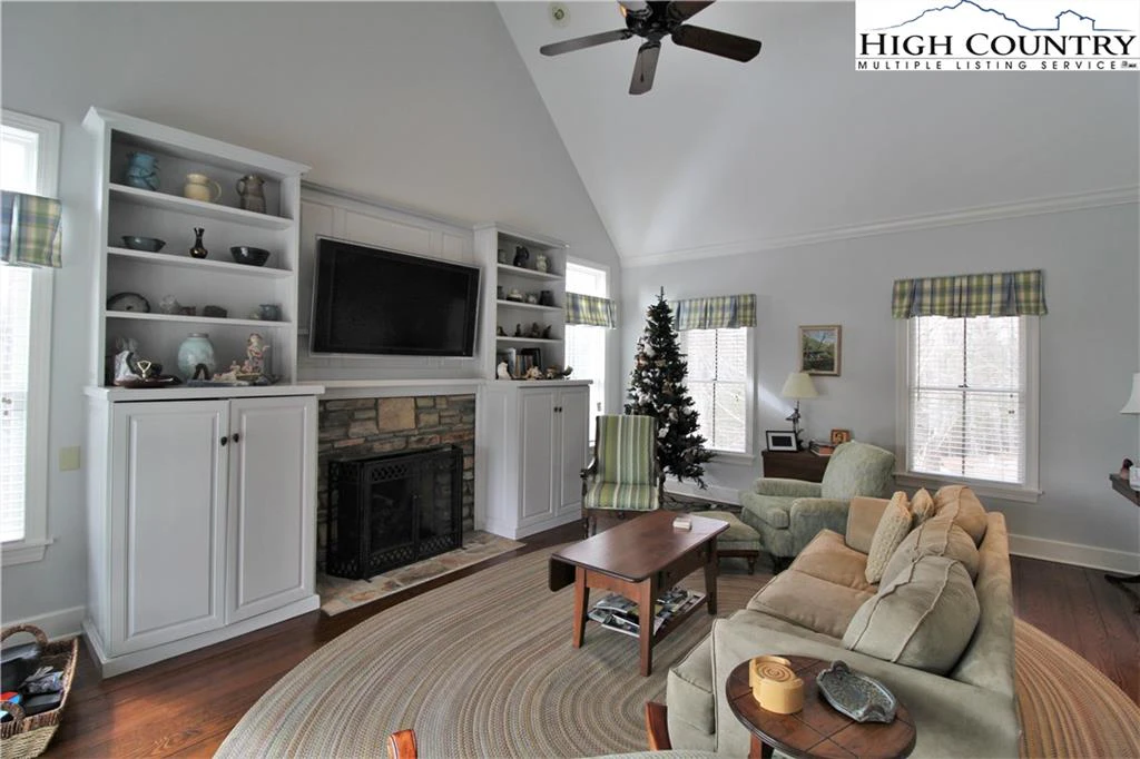 Image number 3 for the current listing