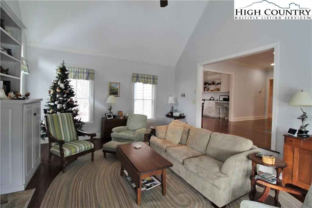 Image number 4 for the current listing