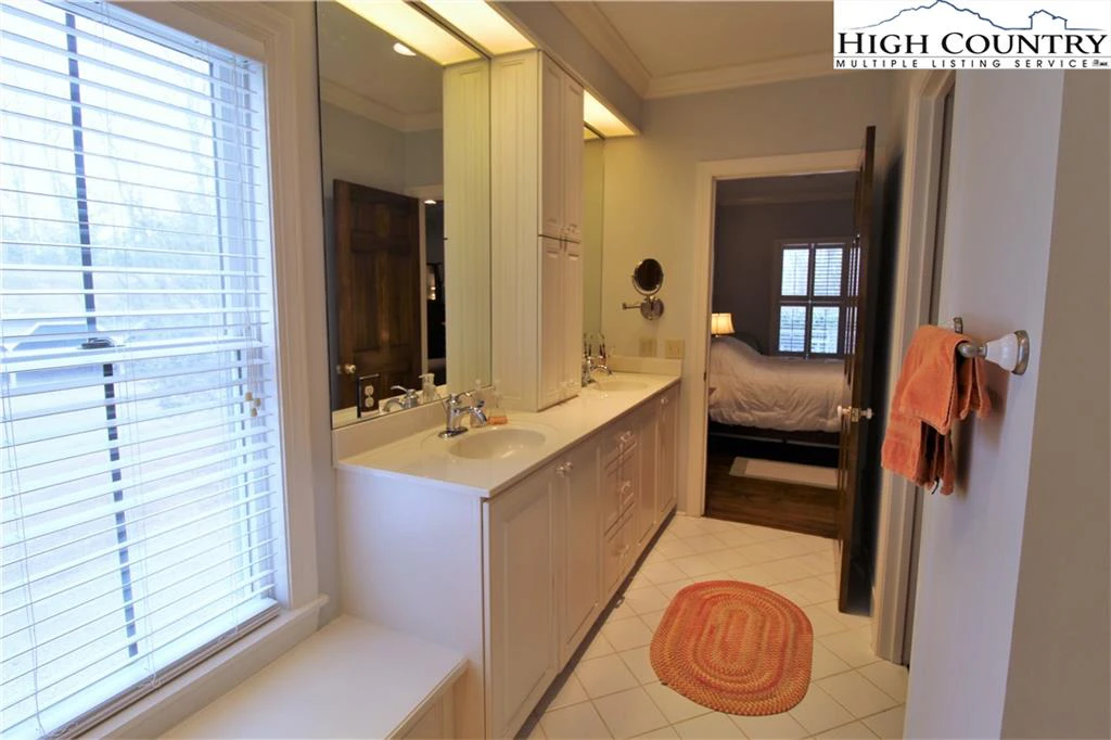 Image number 7 for the current listing