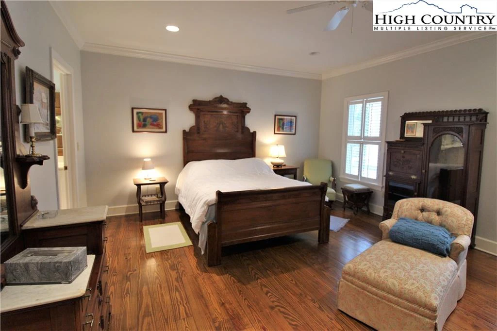 Image number 8 for the current listing