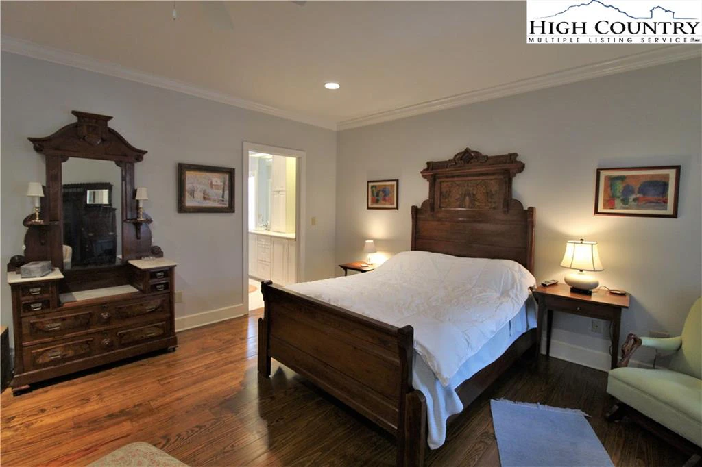 Image number 9 for the current listing