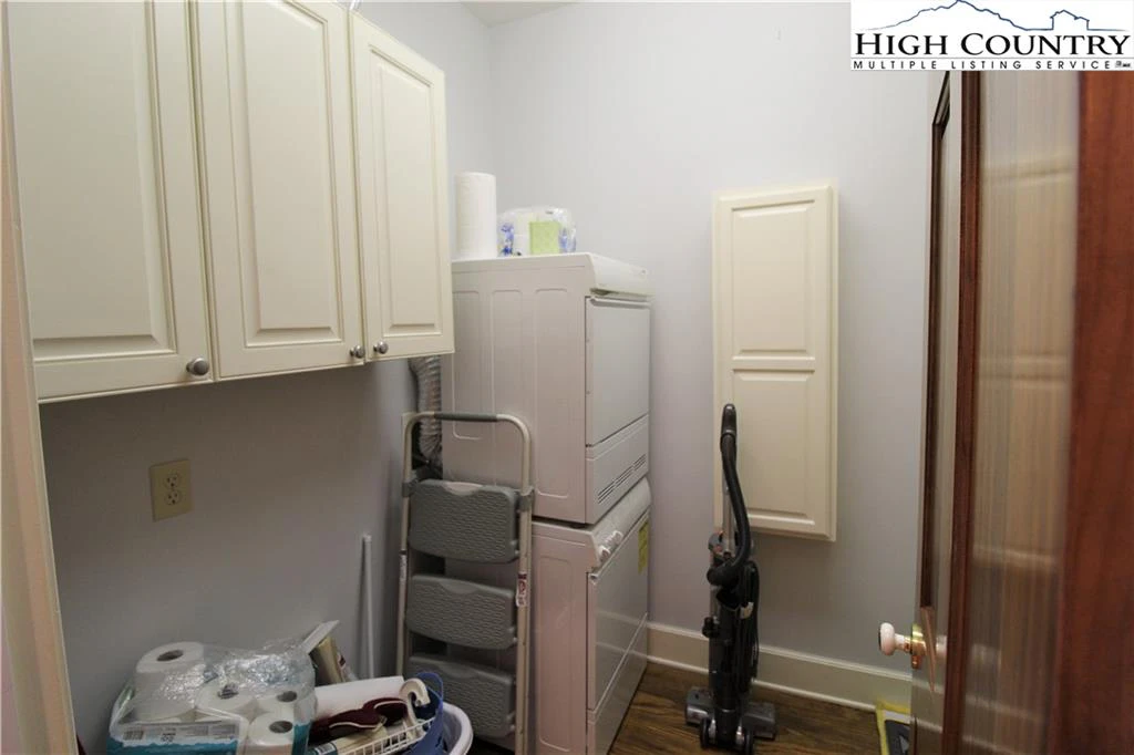 Image number 11 for the current listing