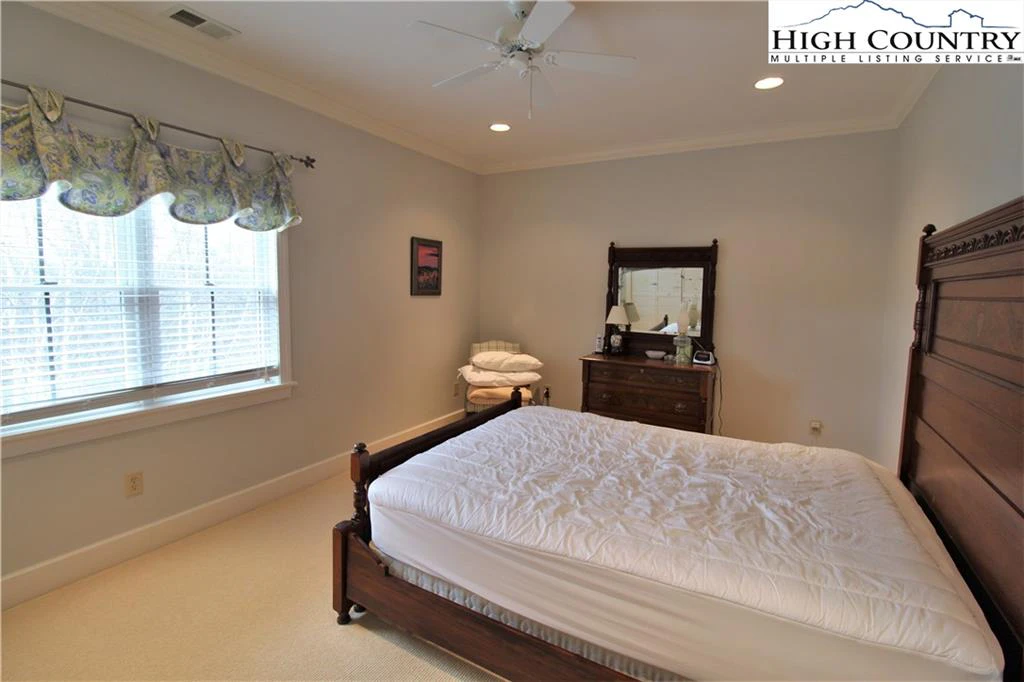 Image number 13 for the current listing