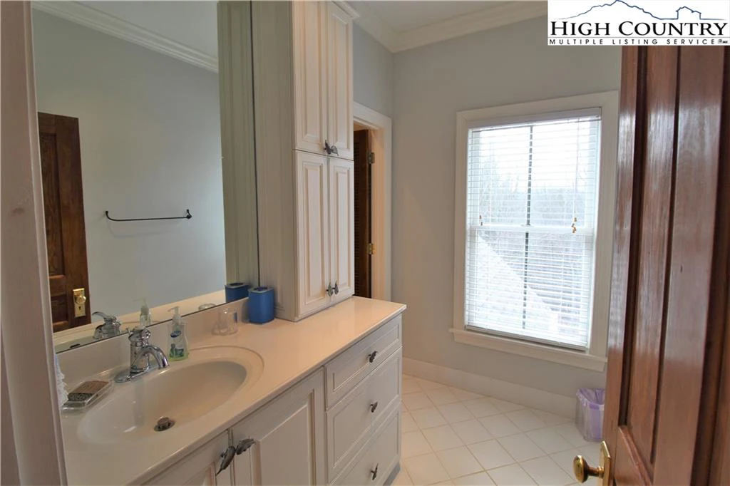 Image number 2 for the current listing