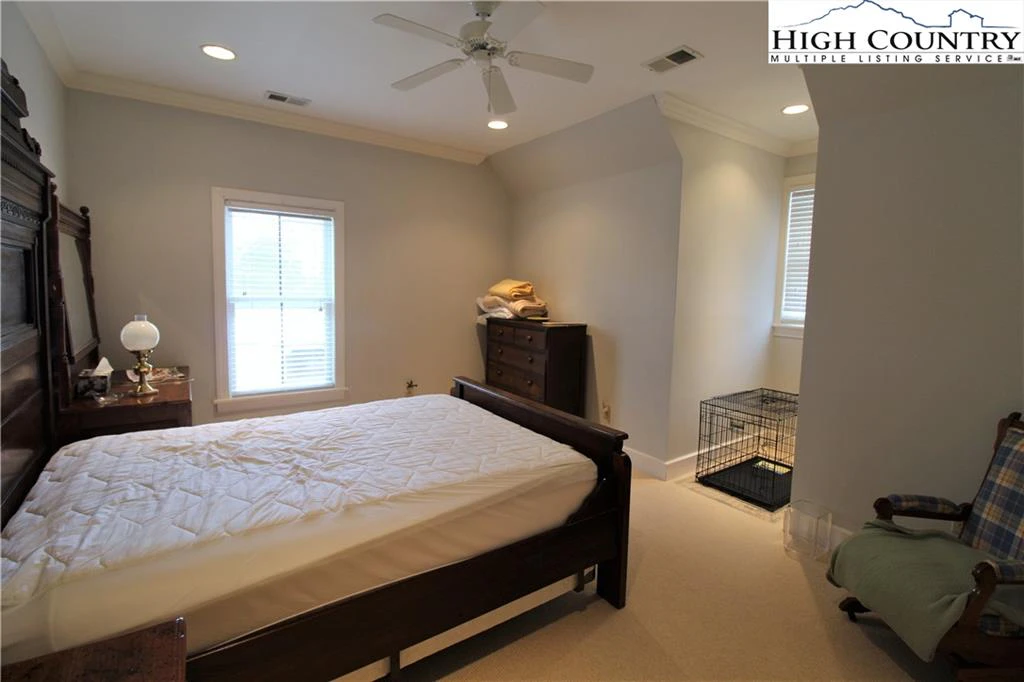 Image number 15 for the current listing
