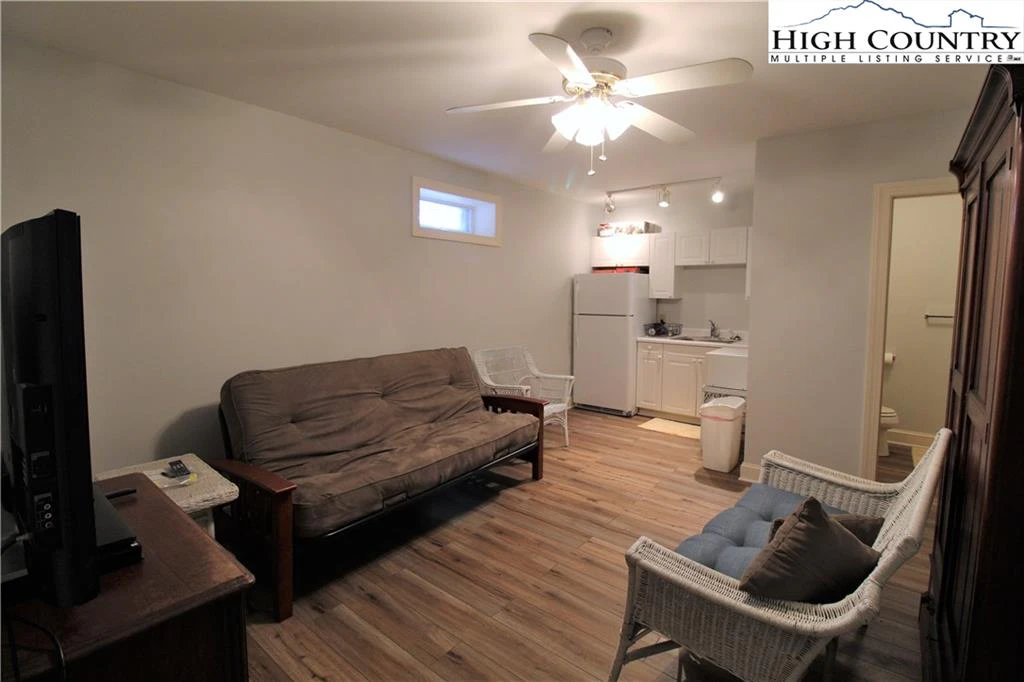 Image number 19 for the current listing