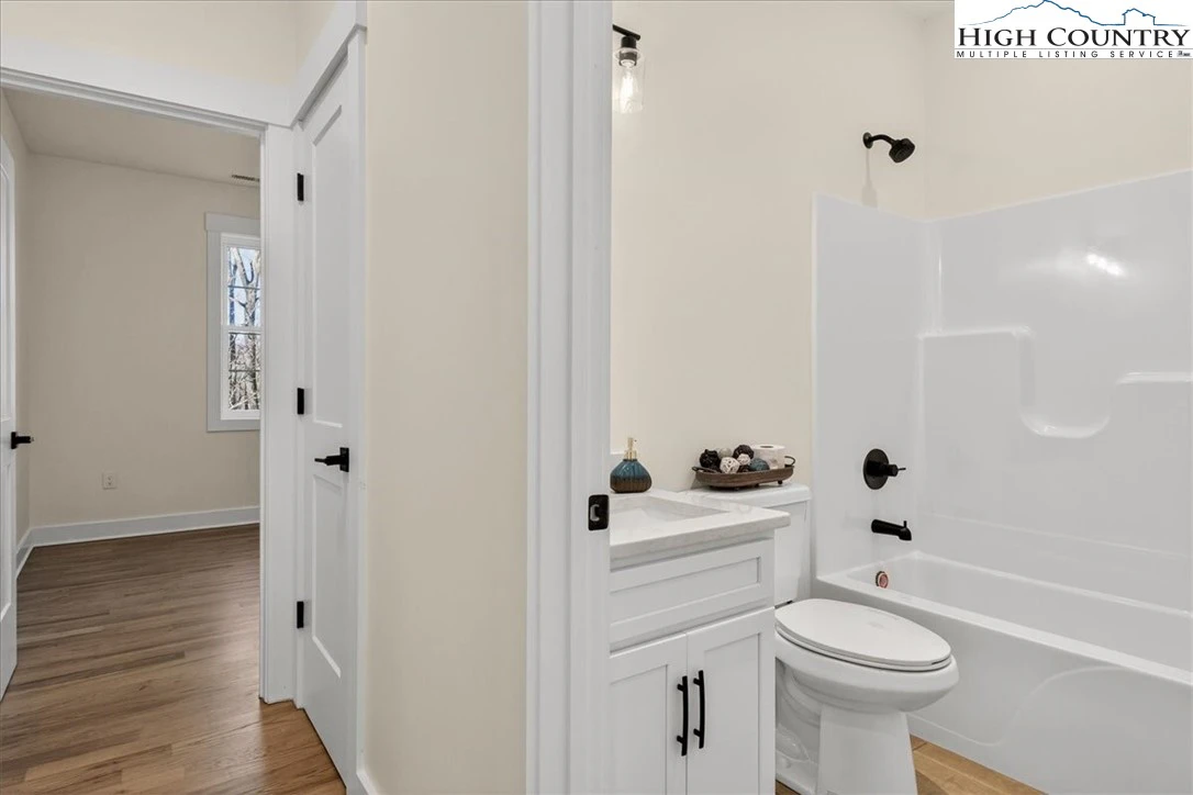 Image number 4 for the current listing