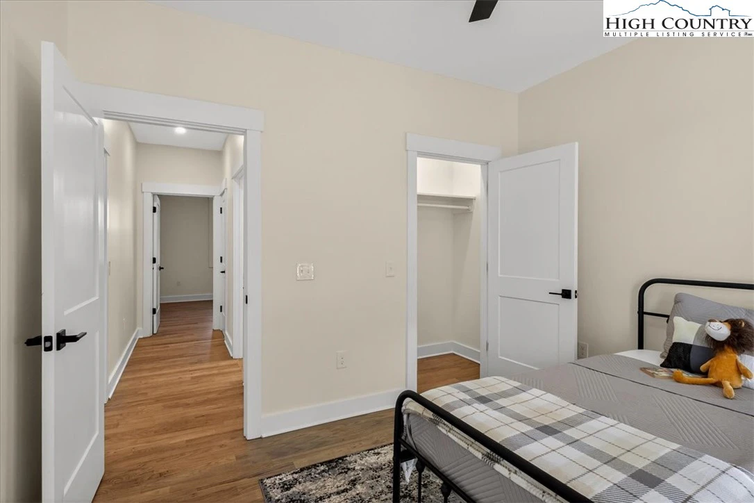Image number 8 for the current listing
