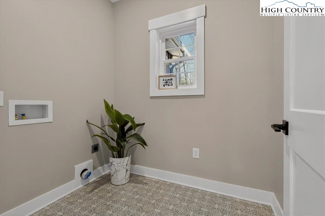 Image number 13 for the current listing