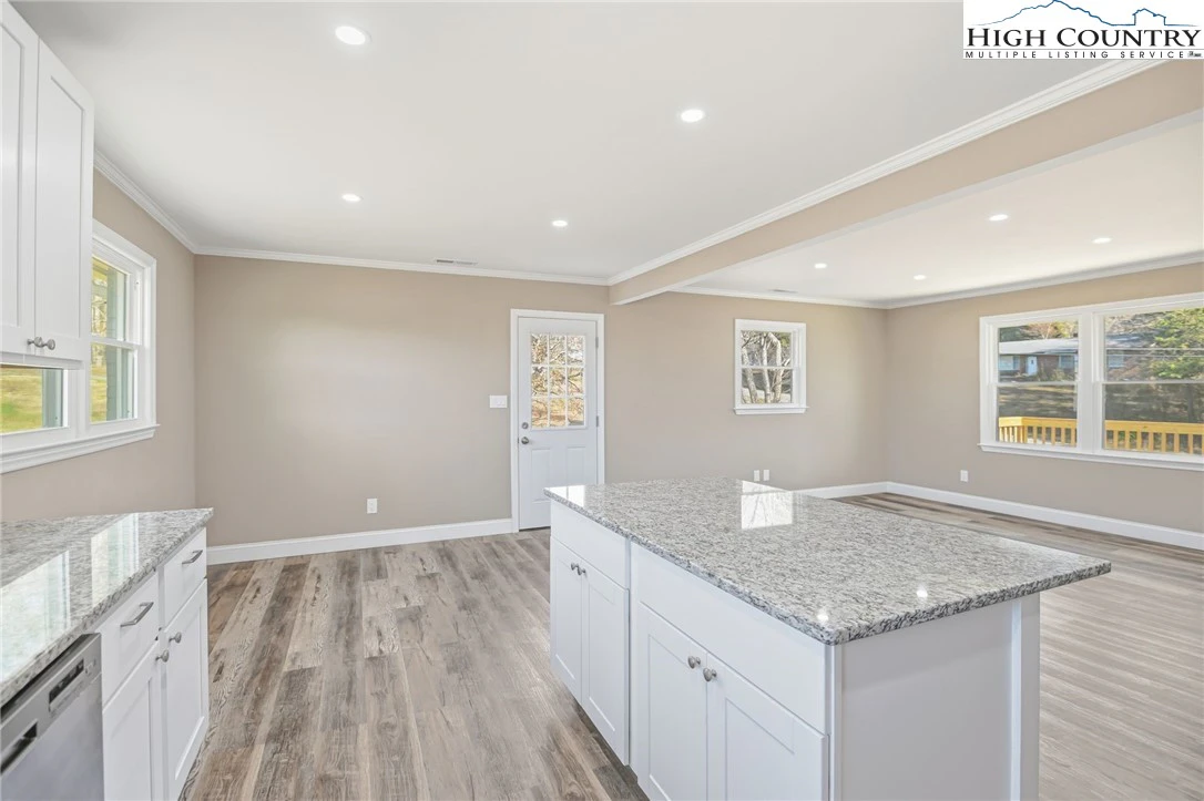 Image number 6 for the current listing