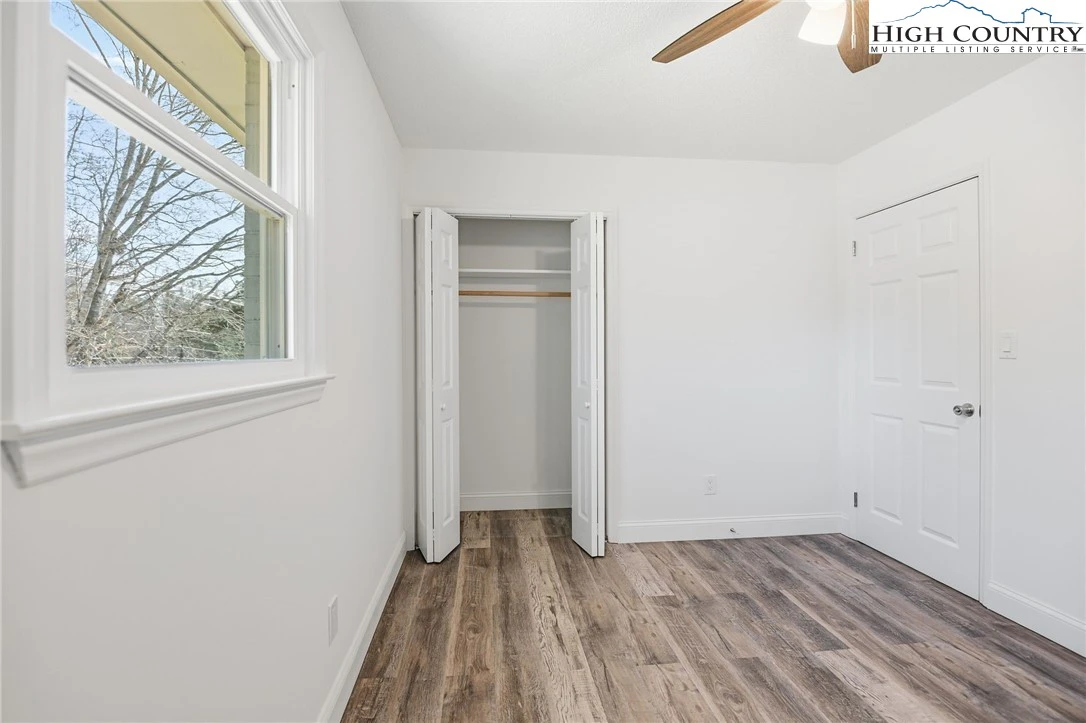Image number 8 for the current listing