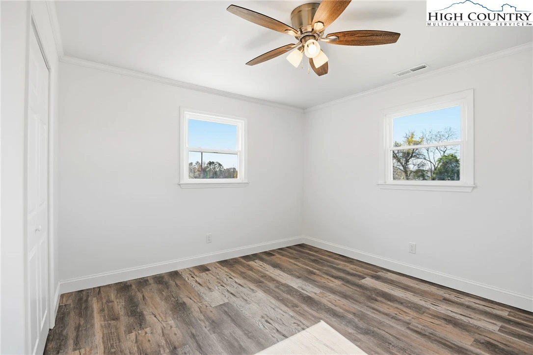 Image number 11 for the current listing