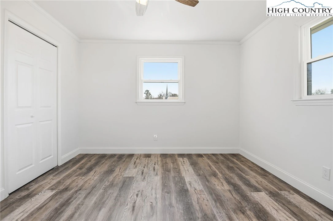 Image number 14 for the current listing