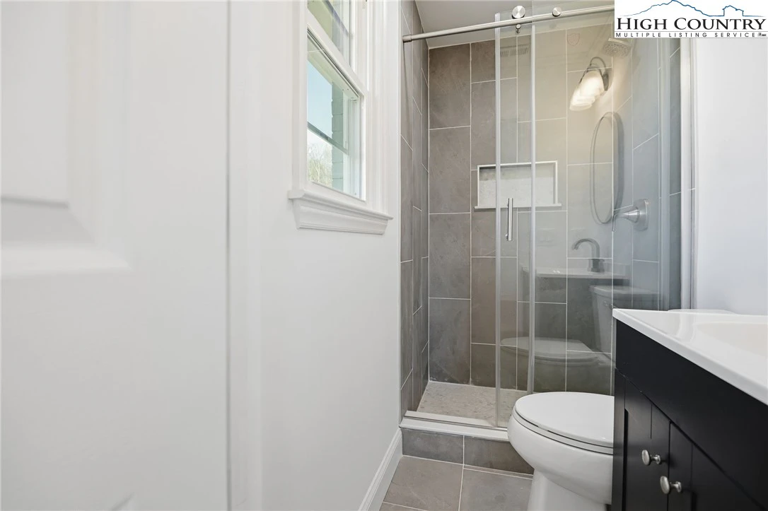 Image number 18 for the current listing