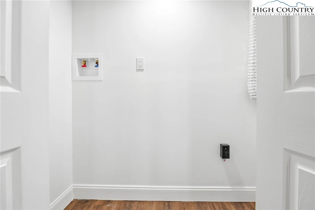 Image number 21 for the current listing