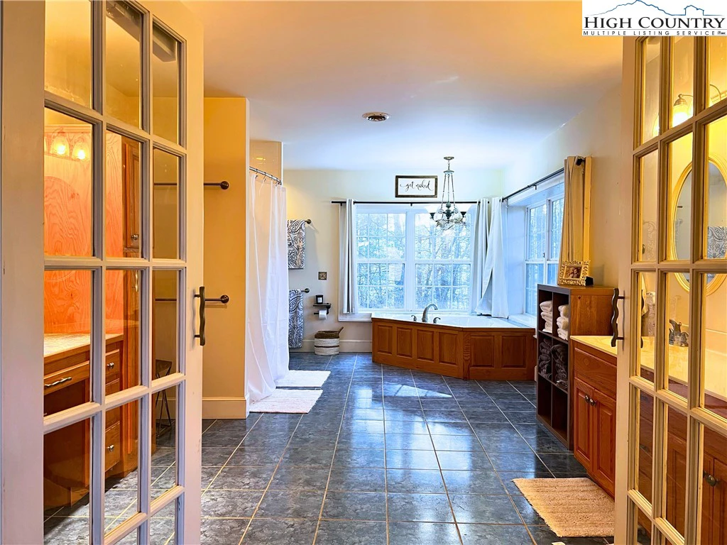 Image number 5 for the current listing