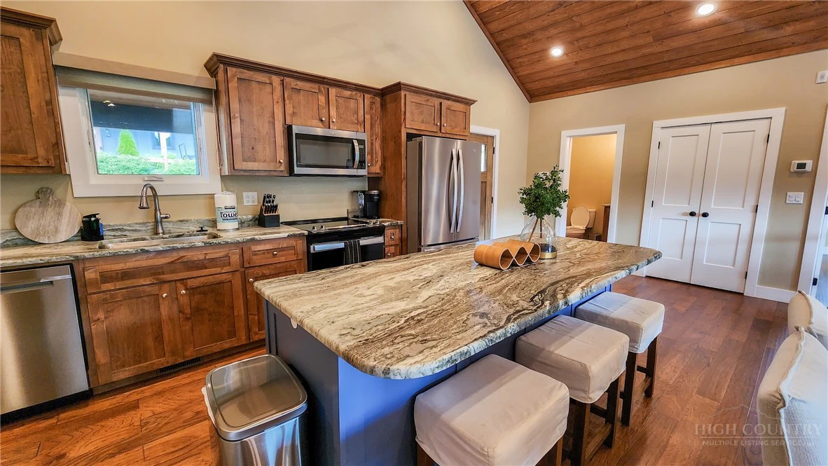 Image number 11 for the current listing