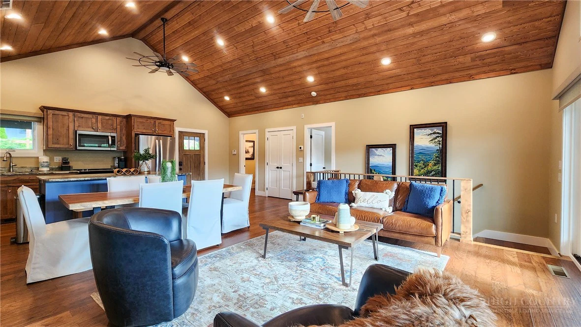 Image number 14 for the current listing