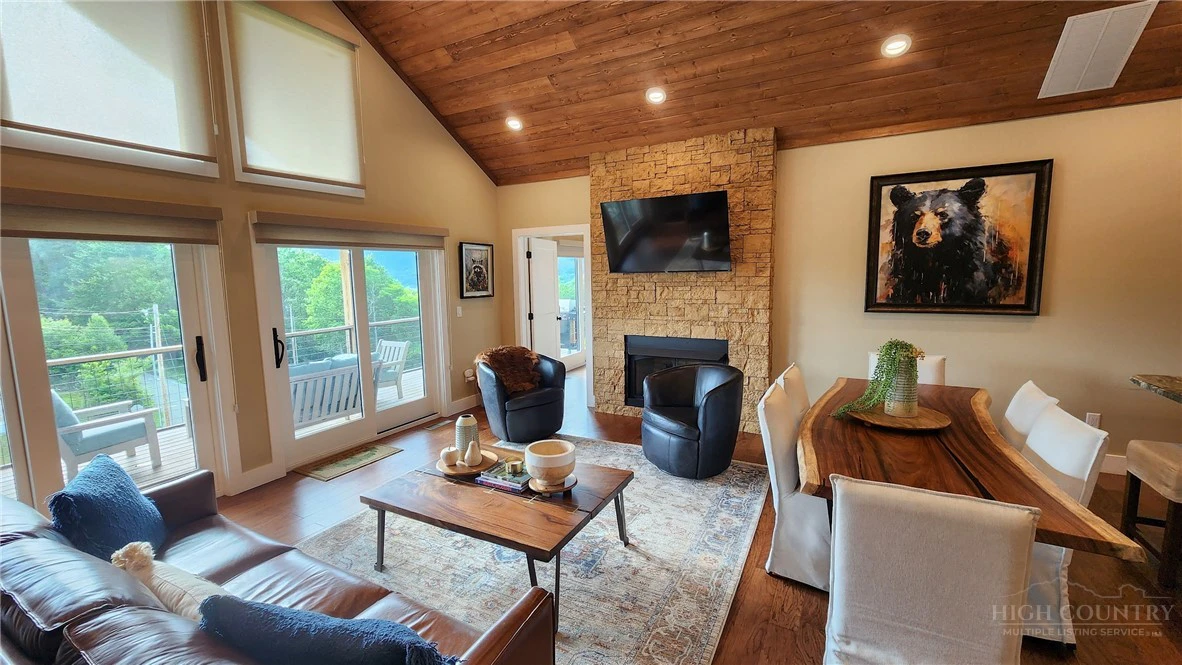 Image number 15 for the current listing