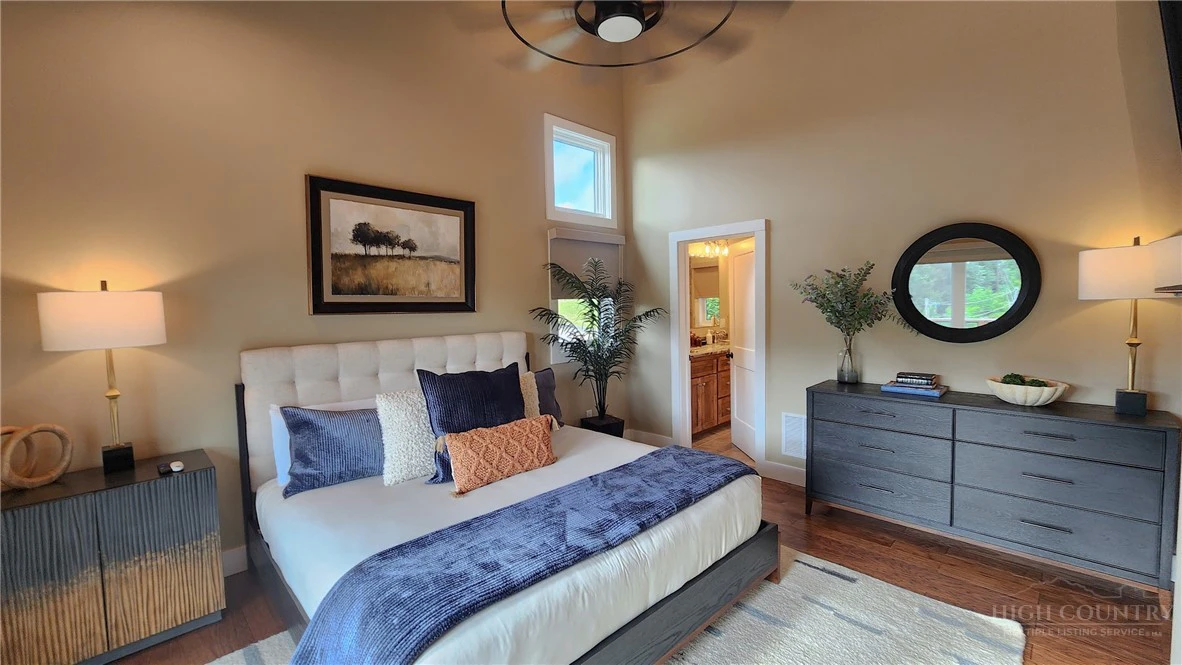 Image number 18 for the current listing