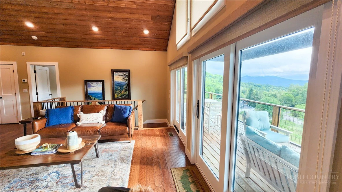 Image number 13 for the current listing