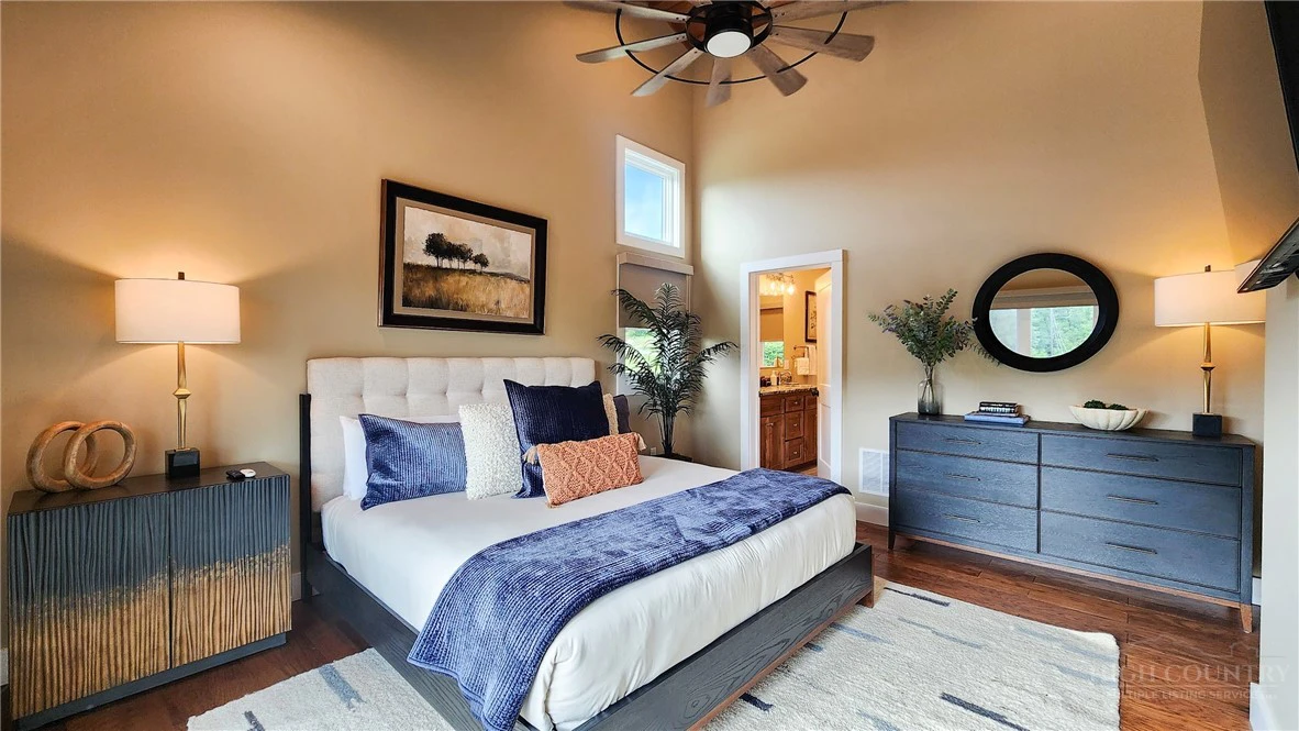 Image number 19 for the current listing