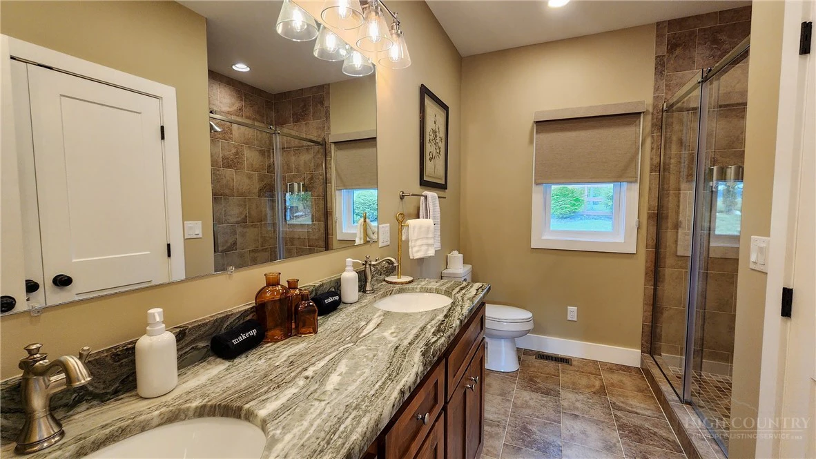 Image number 21 for the current listing
