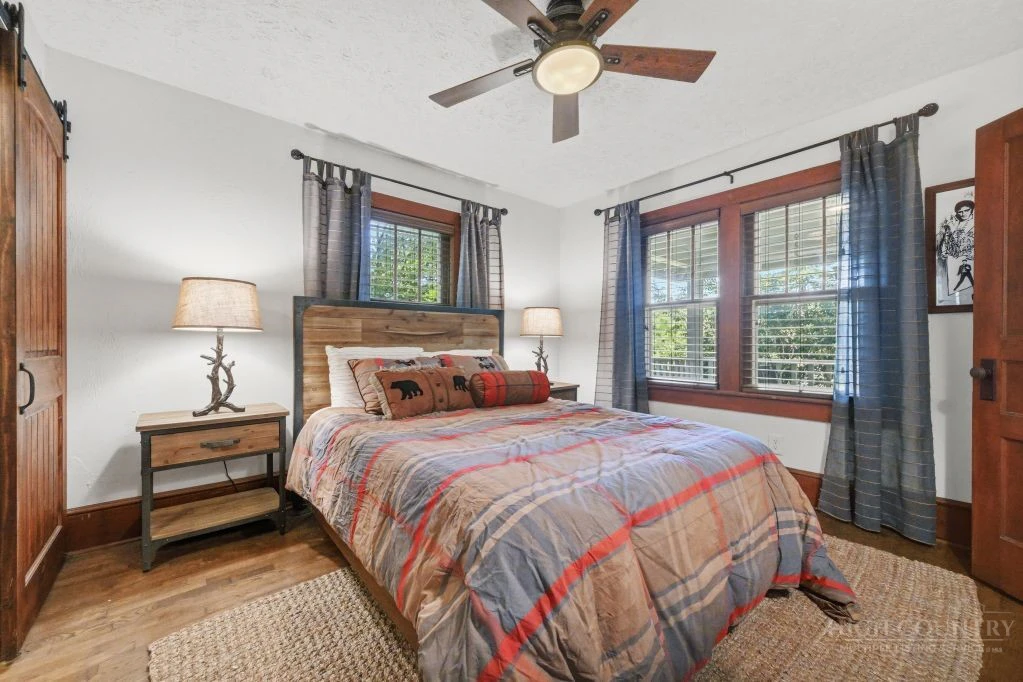 Image number 15 for the current listing