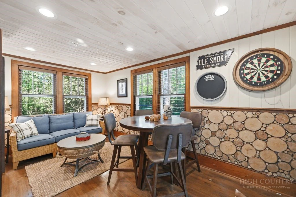 Image number 9 for the current listing