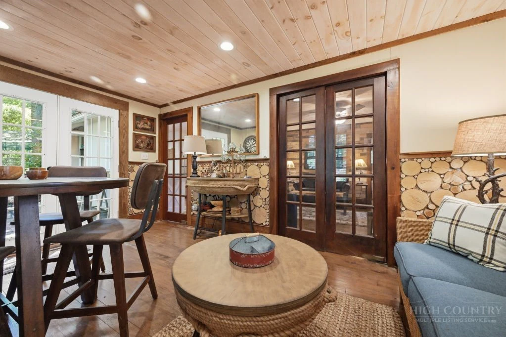 Image number 10 for the current listing