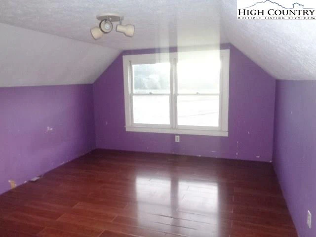 Image number 11 for the current listing