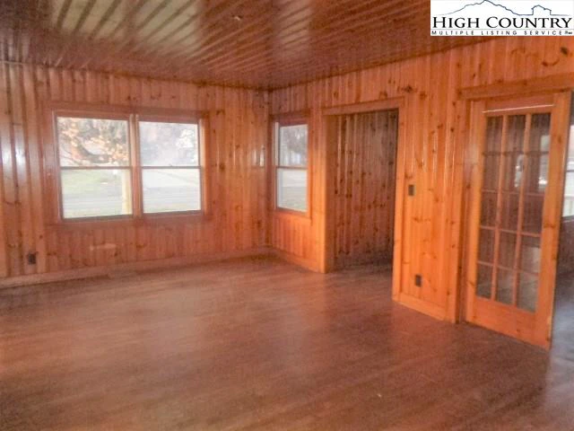 Image number 2 for the current listing