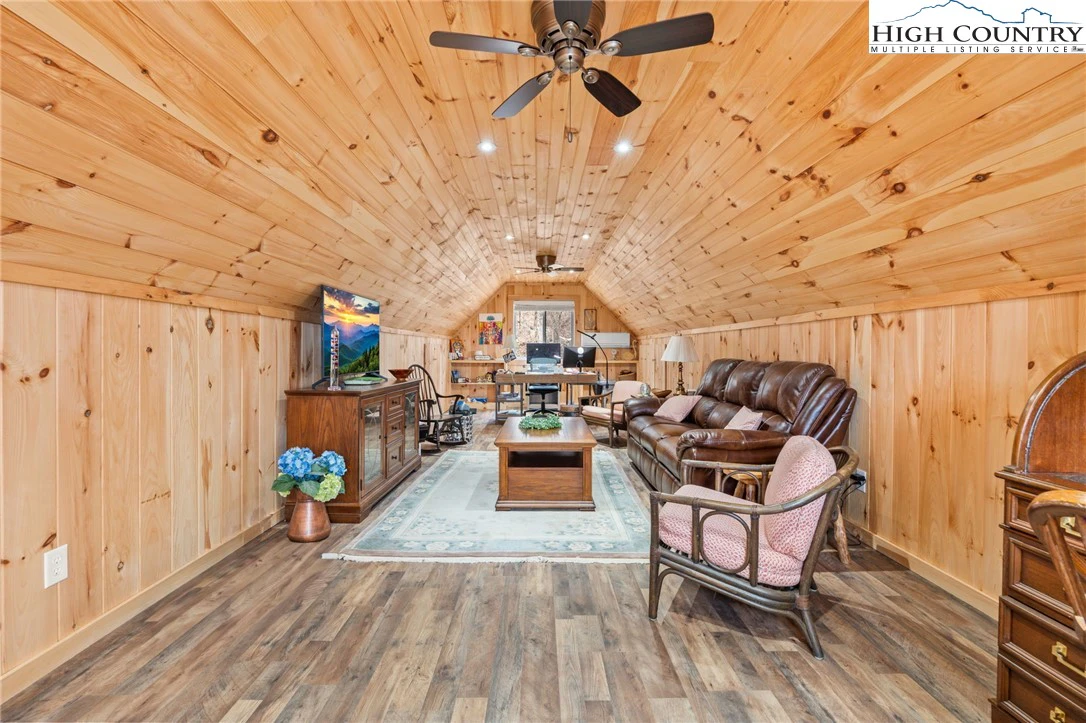 Image number 9 for the current listing