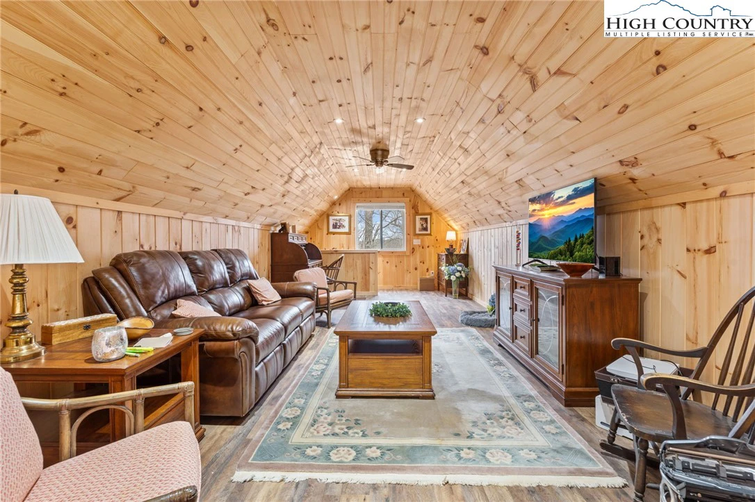Image number 11 for the current listing