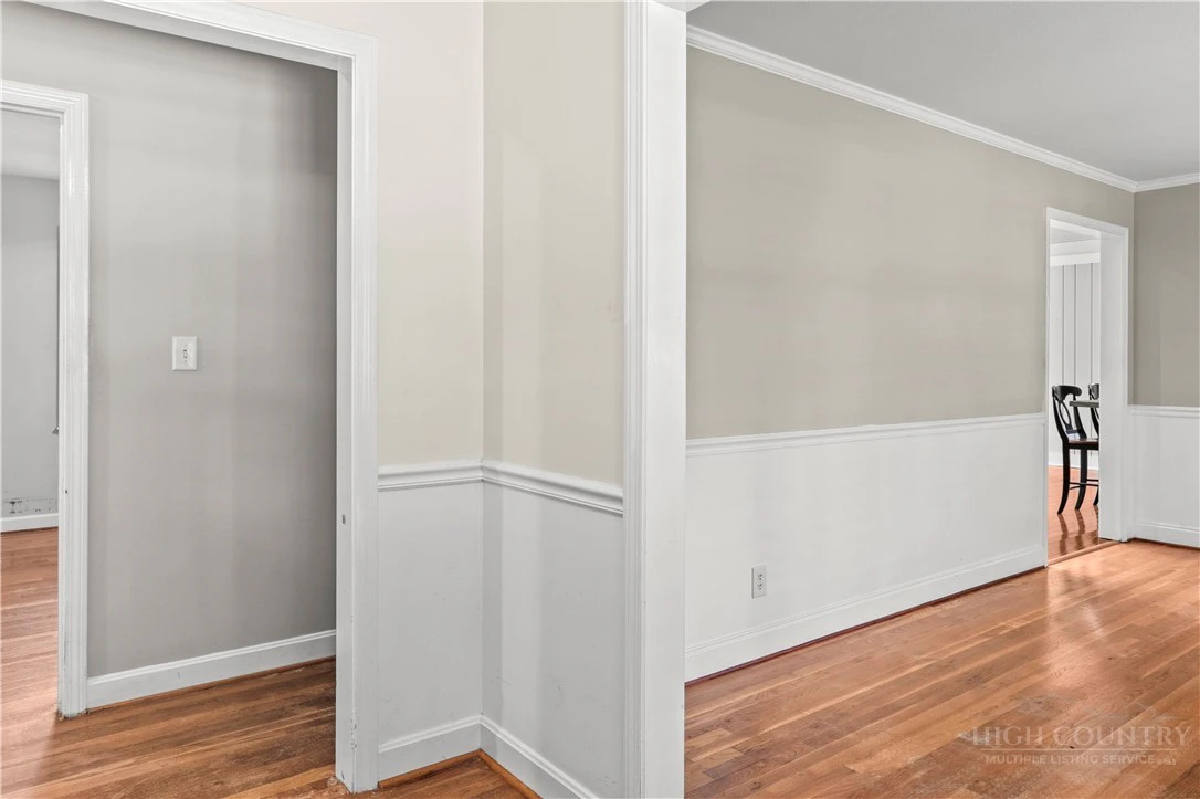 Image number 8 for the current listing