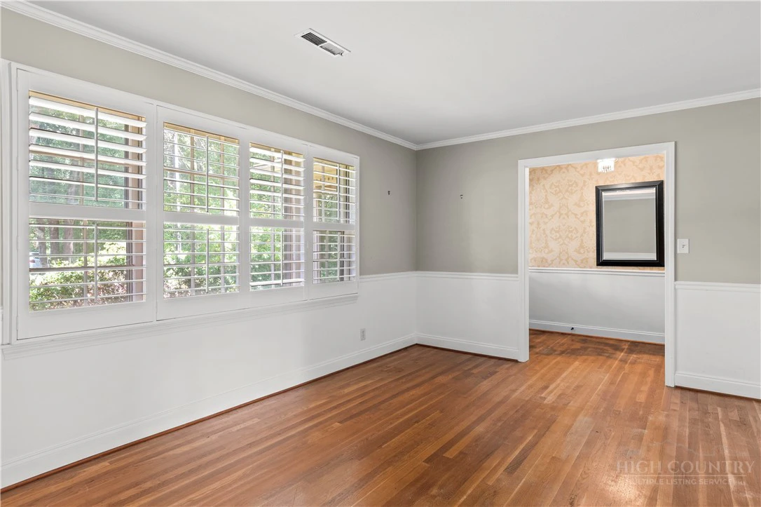 Image number 10 for the current listing