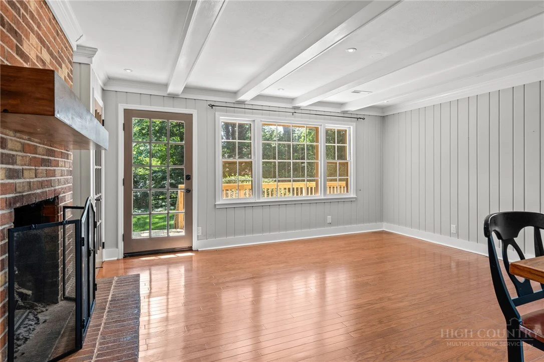 Image number 11 for the current listing